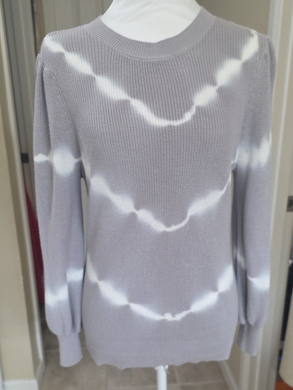 Simply Vera Vera Wang Light Gray and White Tie-Dye Crewneck Sweater